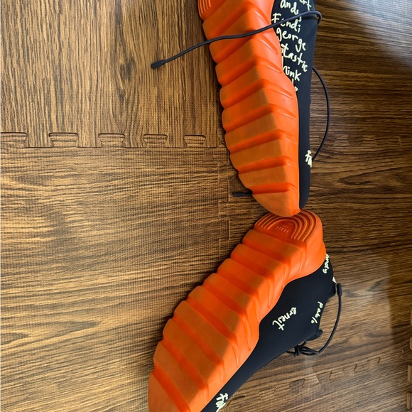 Preowned like new Fendi Running Sneakers - Picture 4 of 10